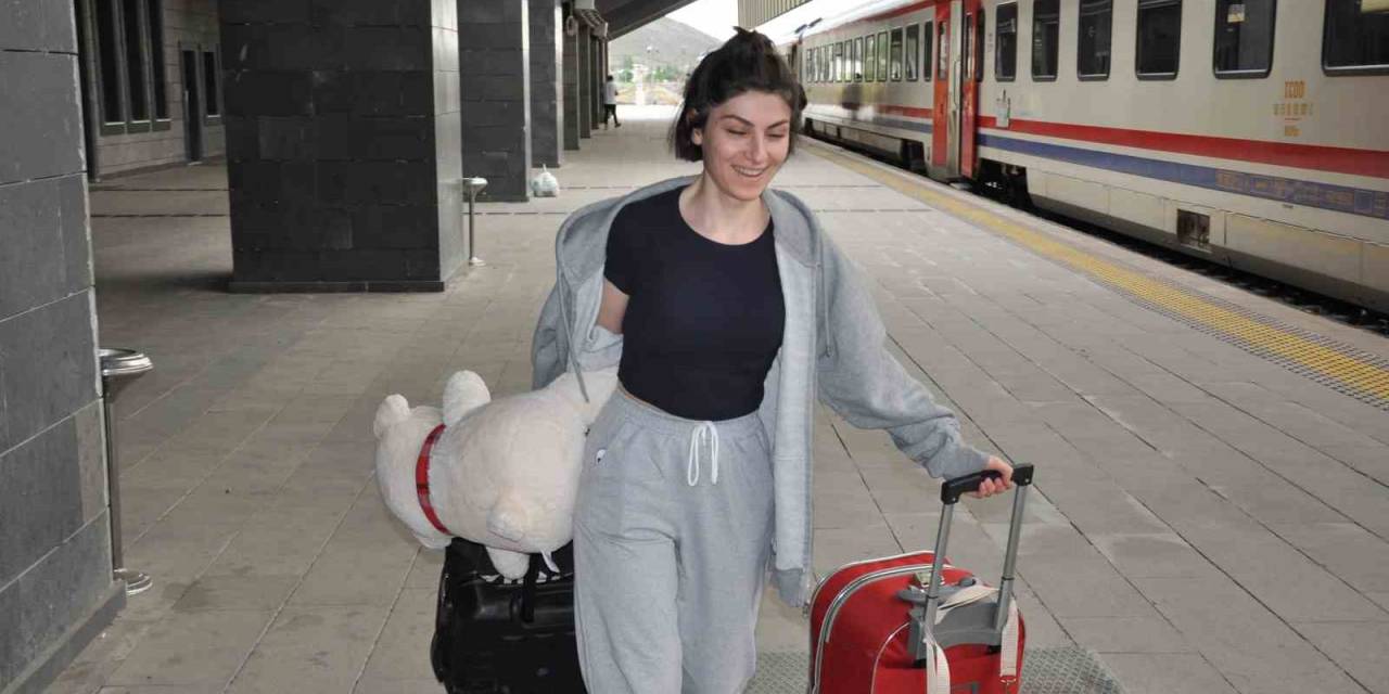 Kars’ta Bavulu Kapan Gar Binasının Yolunu Tuttu