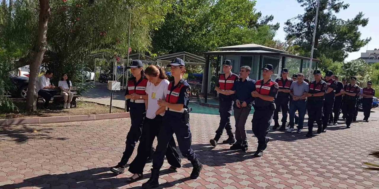 Ukraynalı Kadın Tefecinin Elindeki Kelepçeyi Gizleme Çabası