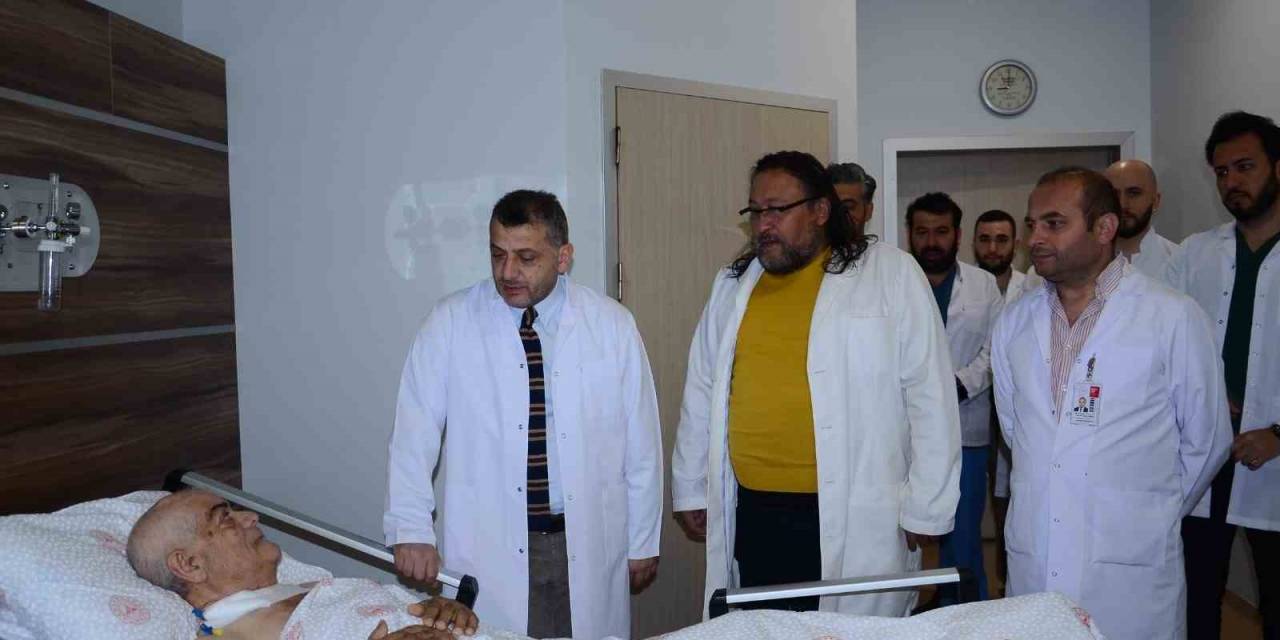 Ayakları Ağrıdığı İçin Hastaneye Gitti, Uyluk Kemiğinden 8,9 Kilo Tümör Çıktı