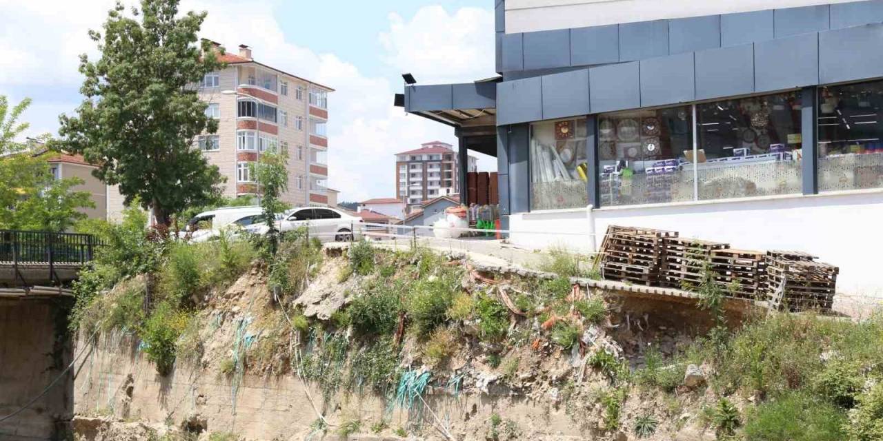 Her Gün Onlarca Çocuğun Kullandığı Yol Tehlike Saçıyor