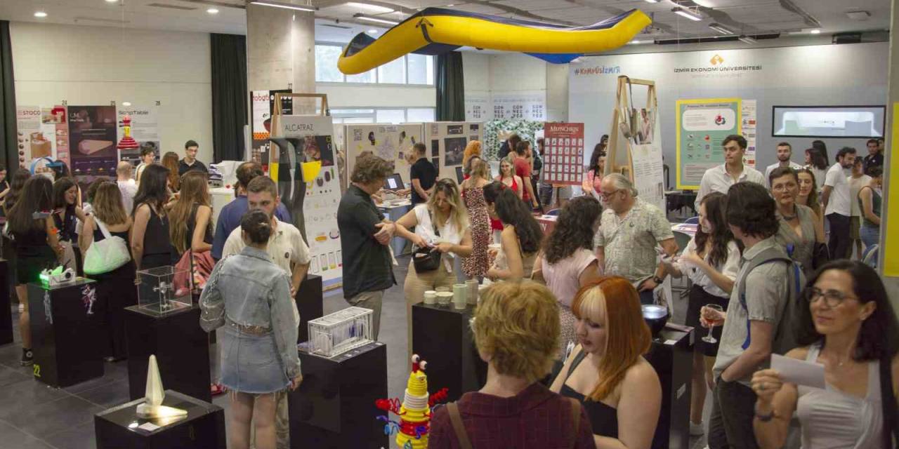 İeü’lü Gençlerin Sergi Ve Defilesi Büyük Beğeni Topladı