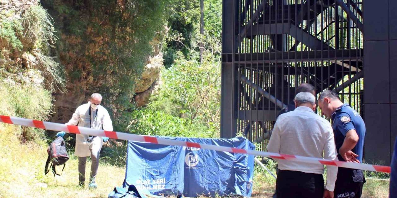Falezlerden Sahile İnen Asansörün Yanında Genç Adamın Cesedi Bulundu