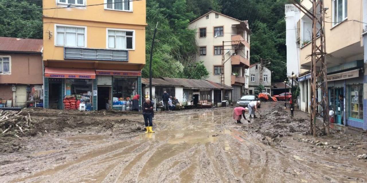 Giresun’un Duroğlu Beldesinde Selin Ardından Temizlik Çalışmaları Başladı