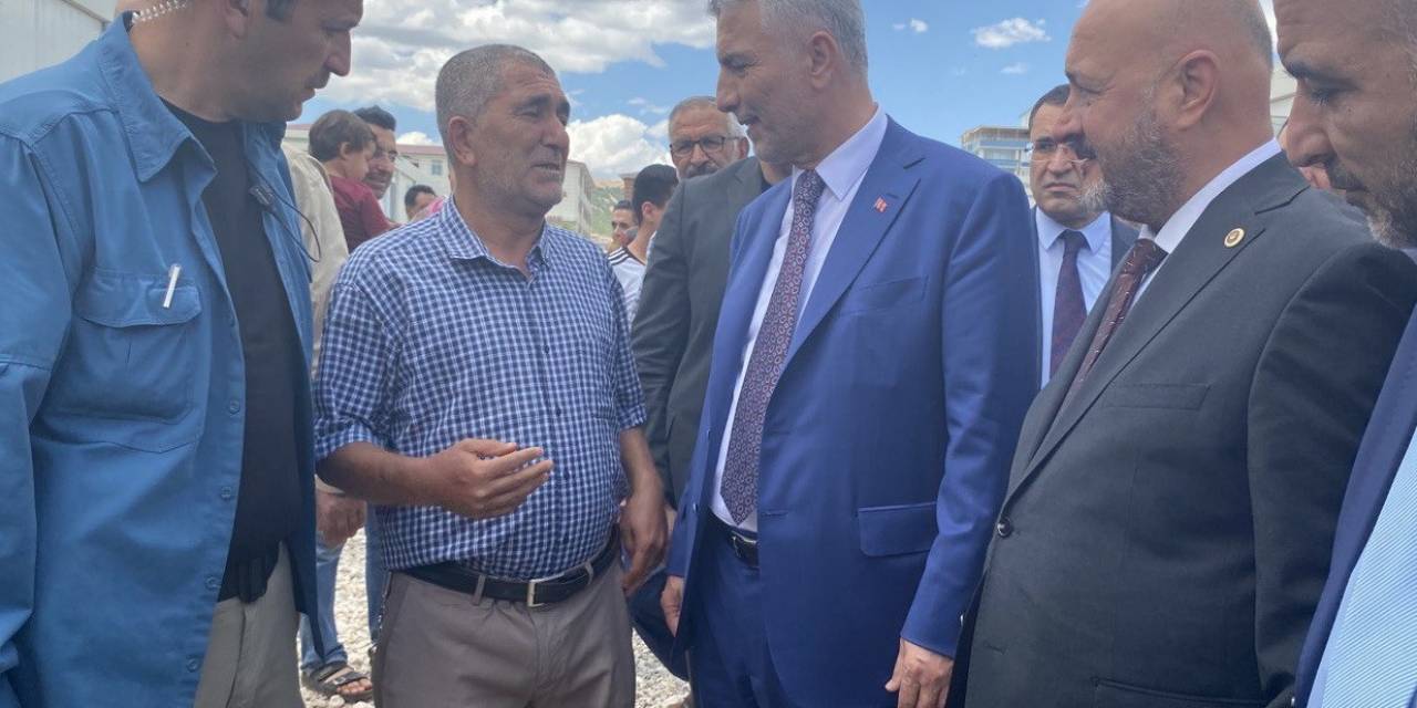 Ticaret Bakanı Bolat Depremzedelerle Bir Araya Geldi