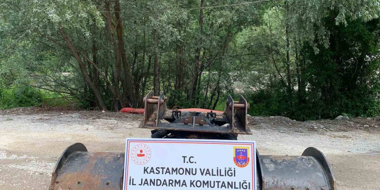 Kar Küreme Bıçağını Çalan Şahıslar Jandarmadan Kaçamadı: 3 Gözaltı