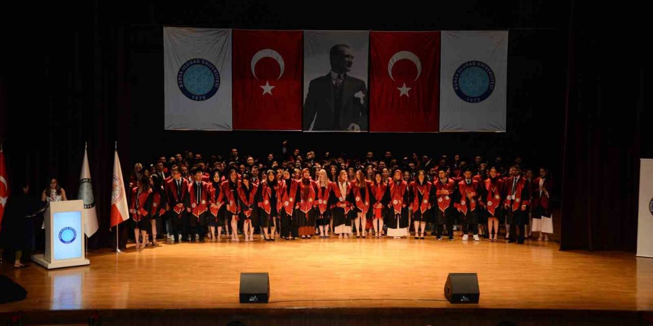 Bursa Uludağ Üniversitesi’nde Mezuniyet Heyecanı Sürüyor