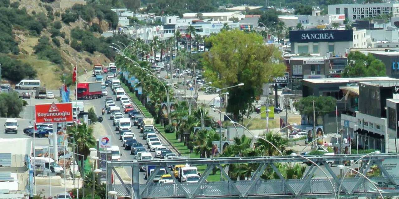 Bodrum’a 1 Günde 25 Bin Araç Giriş Yaptı, 5 Dakikalık Yol 45 Dakikaya Çıktı