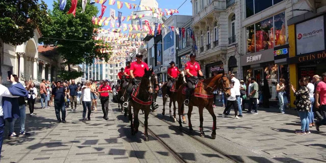 Taksim’de Atlı Polislere Yoğun İlgi