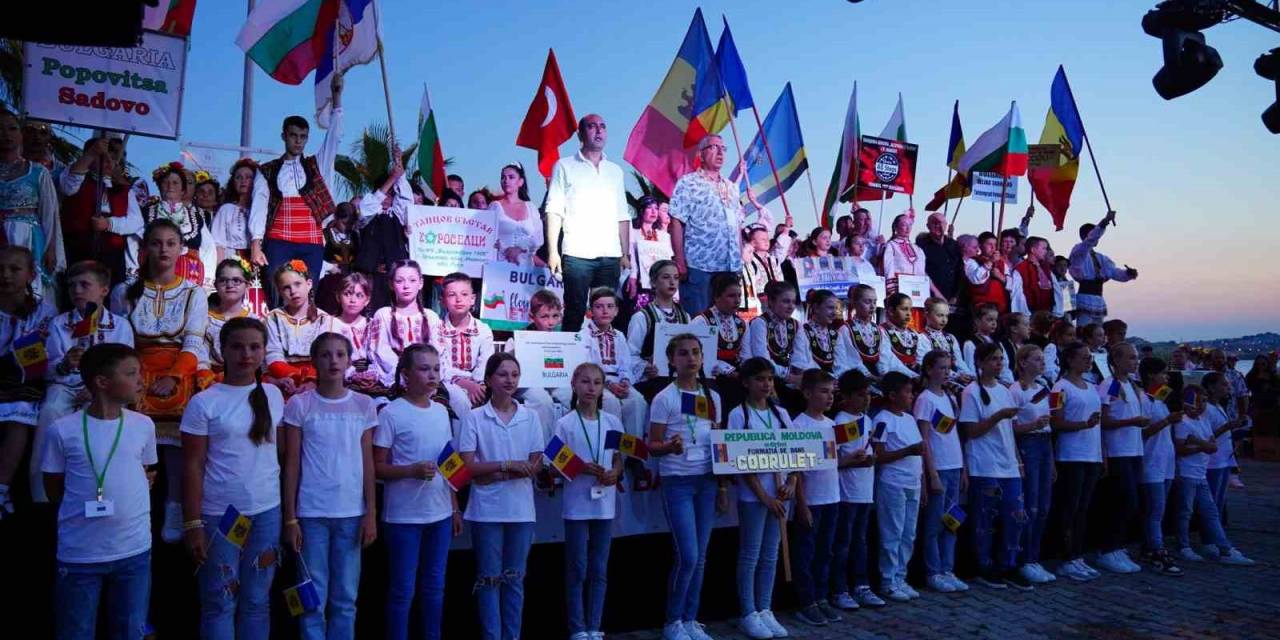 8. Ayvalık Halk Dansları Festivaline Coşkulu Veda