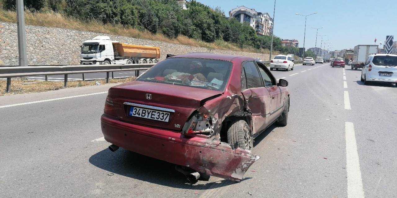 Kocaeli’de Tır Otomobile Çarptı