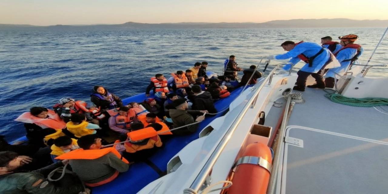 Ayvacık Açıklarında 43 Kaçak Göçmen Yakalandı