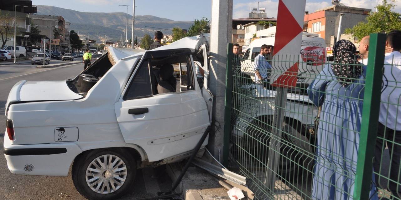 Kontrolden Çıkan Otomobil Aydınlatma Direğine Çarptı: 3 Yaralı