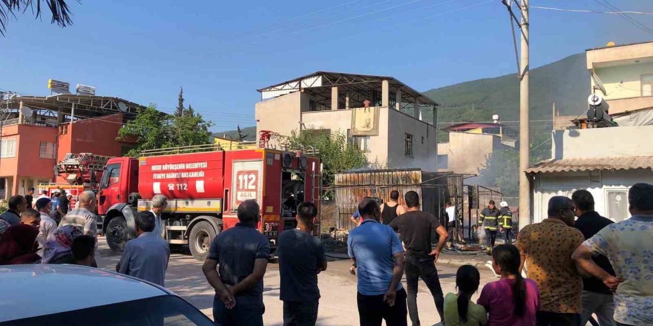 Depremzedelerin Yaşadığı Konteyner Alev Alev Yandı