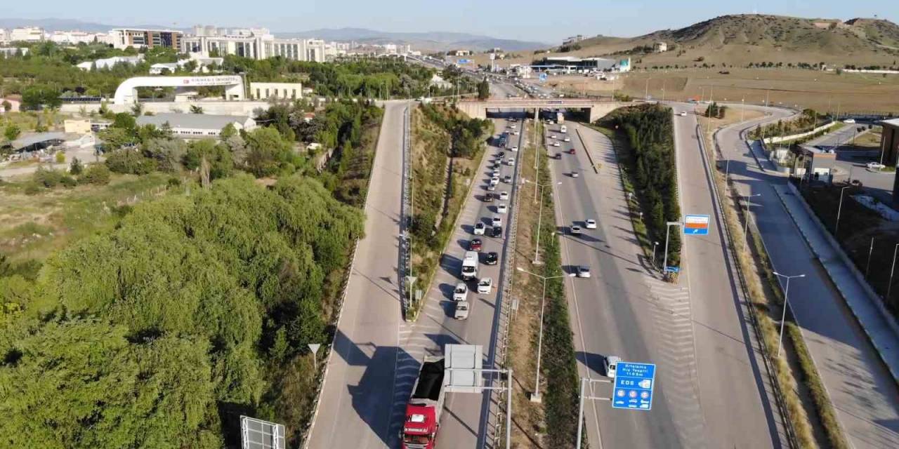43 İlin Geçiş Güzergahında Bayram Trafiği Başladı