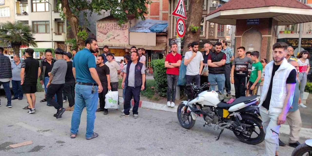 Otomobil İle Çarpışan Motosikletteki 2 Kişi Yaralandı