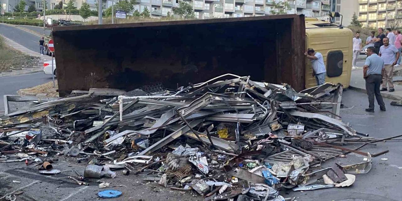 Sarıyer’de Hurda Yüklü Kamyon Yan Yattı, Sürücü Yaralandı