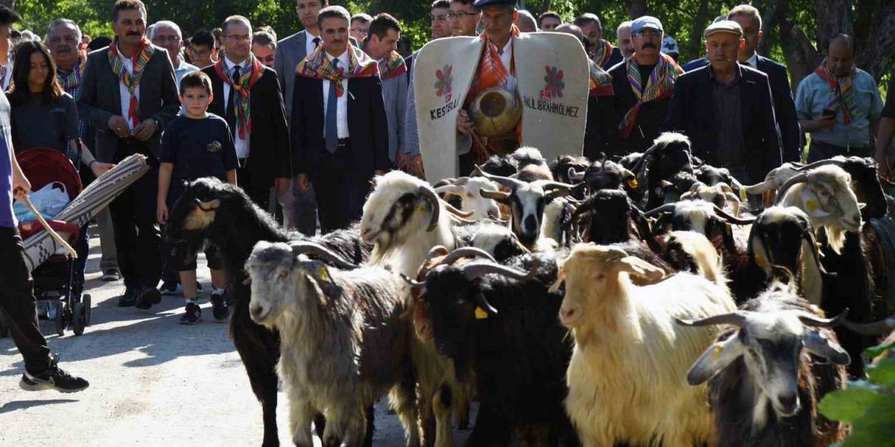 Isparta’da Unutulmaya Yüz Tutmuş Kurban İndirme Geleneği Yeniden Yaşatılmaya Başlandı