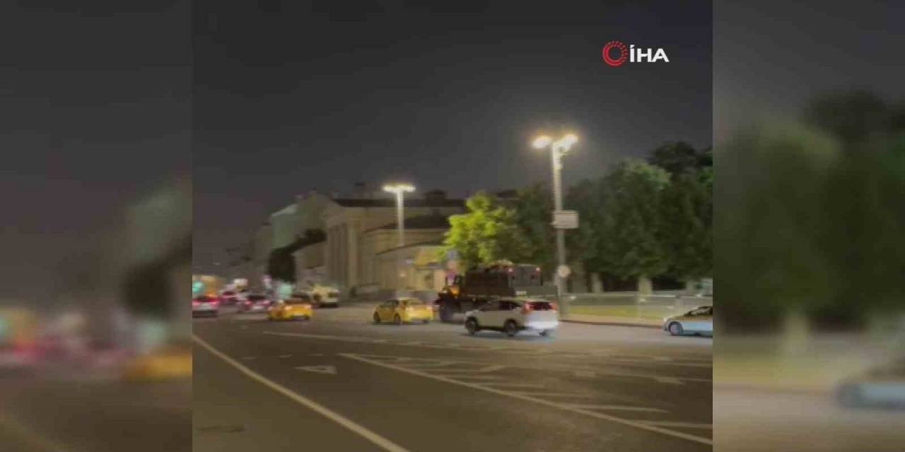 Moskova'da Zırhlı Araçlar Sokaklara İndi