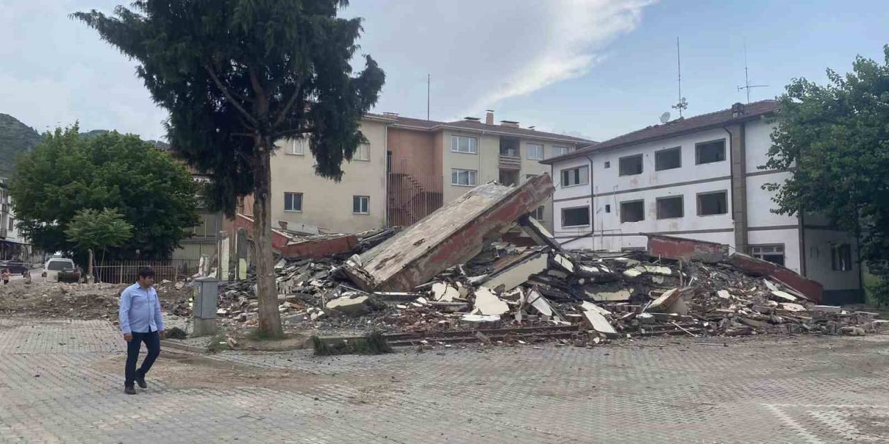 Eski Belediye Binası Yıkıldı