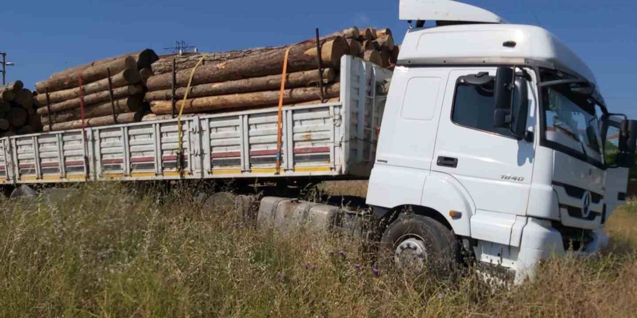 Freni Boşalan Tır Lastiğinin Patlamasıyla Durdu...o Anlar Kamerada