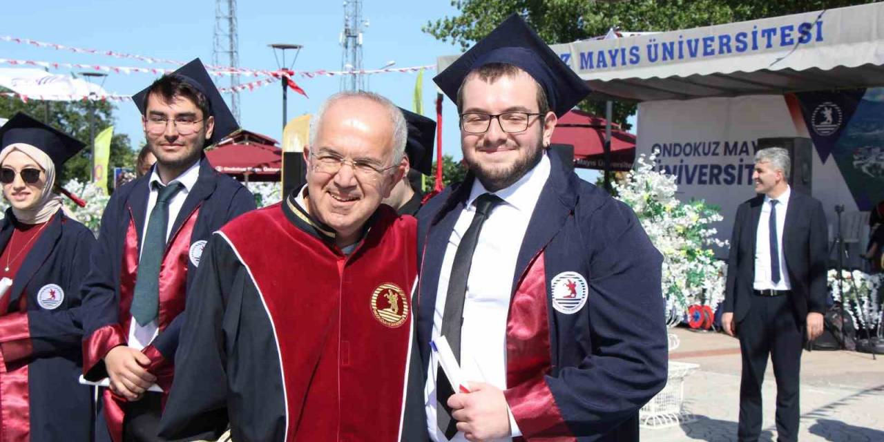 Dersinden Kaldığı Profesör Babasının Elinden Diplomasını Aldı