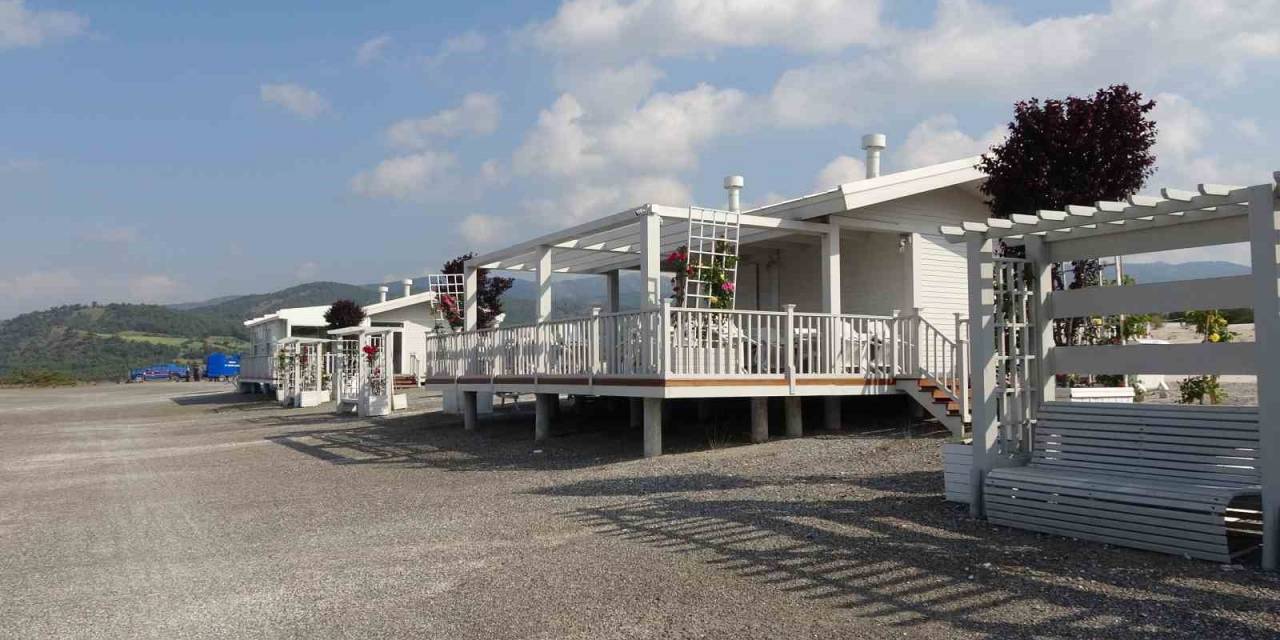 Salda Gölü Doğasına Uygun Tesisleriyle Ziyaretçilerini Bekliyor