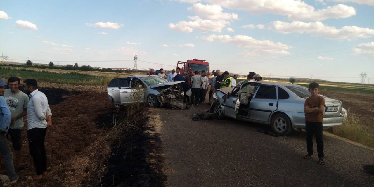 Otomobiller Kafa Kafaya Çarpıştı: 5 Yaralı