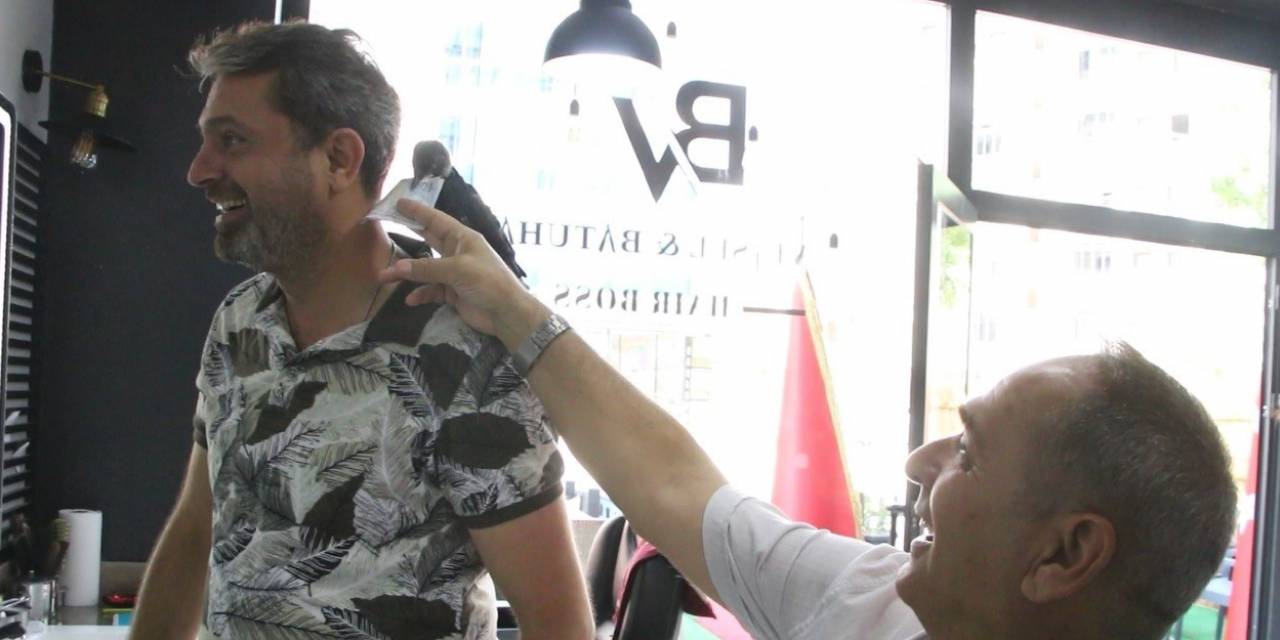 Yolda Bulunan Karga, Kuaför Salonunun Maskotu Oldu: Müşteriler Bahşiş Bile Veriyor