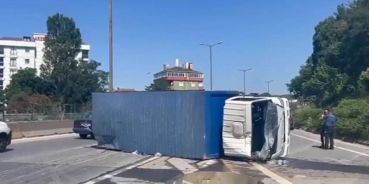Kartal’da Kamyon Bariyerlere Çarpıp Yan Yattı: 1 Yaralı