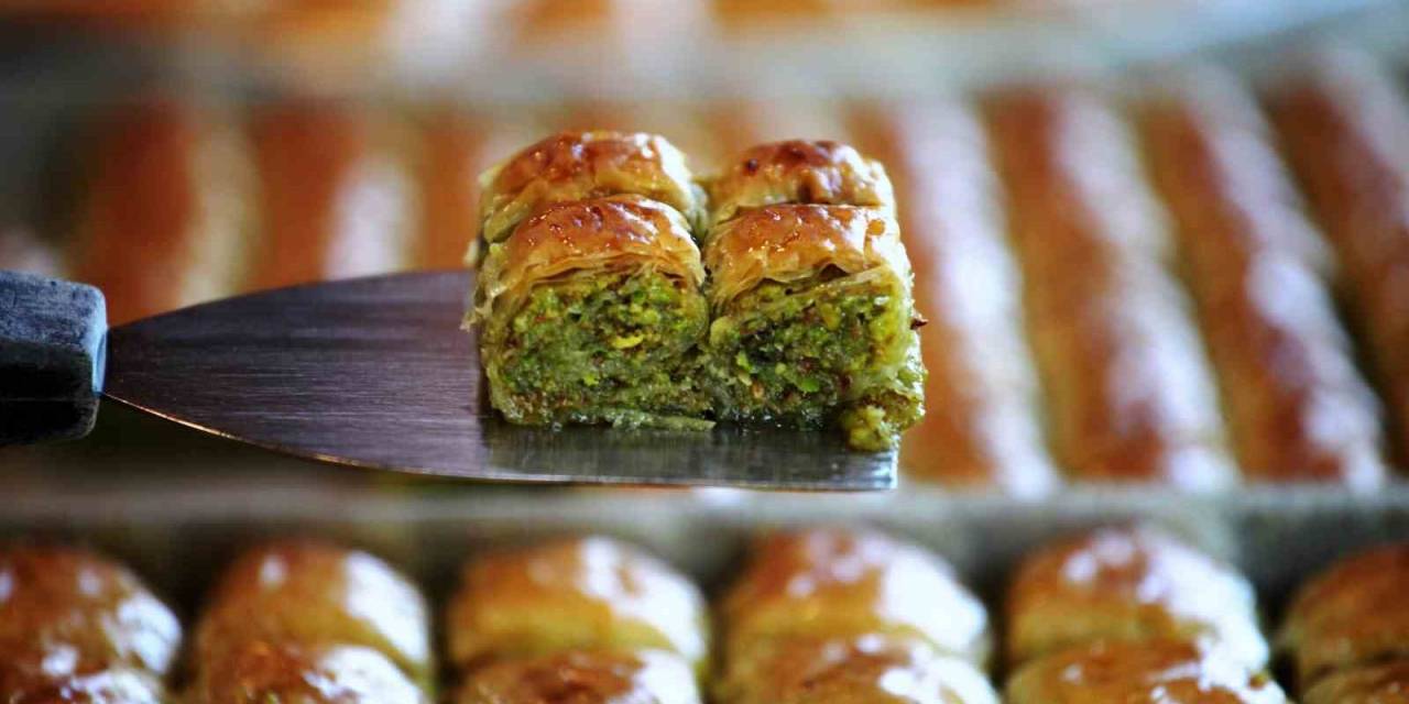 Taş Fırında Pişen Bayramlık Baklavalar Tezgahta