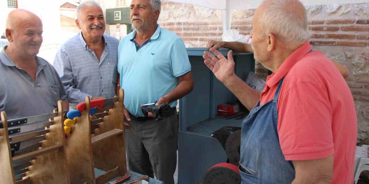 ‘minik Kuş’ Lakaplı Bıçakçıdan Müşterilerine Tezgah Başında Konser