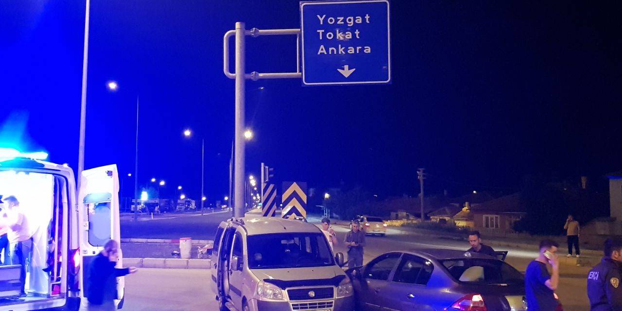 Otomobil İle Hafif Ticari Araç Çarpıştı: 3 Yaralı