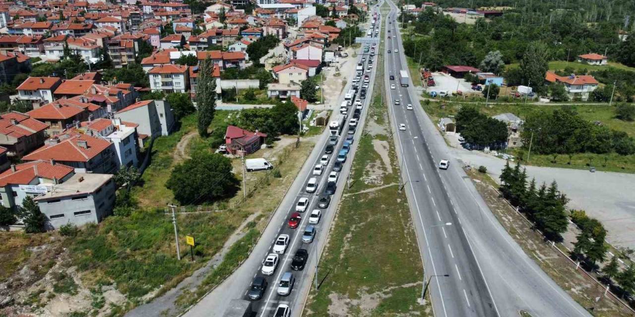 Afyonkarahisar- Konya Karayolunda Bayram Trafiği Yoğunluğu