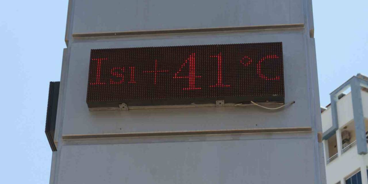 Antalya’da Termometreler 41 Dereceyi Gördü, Sıcaktan Bunalan Deniz Koştu