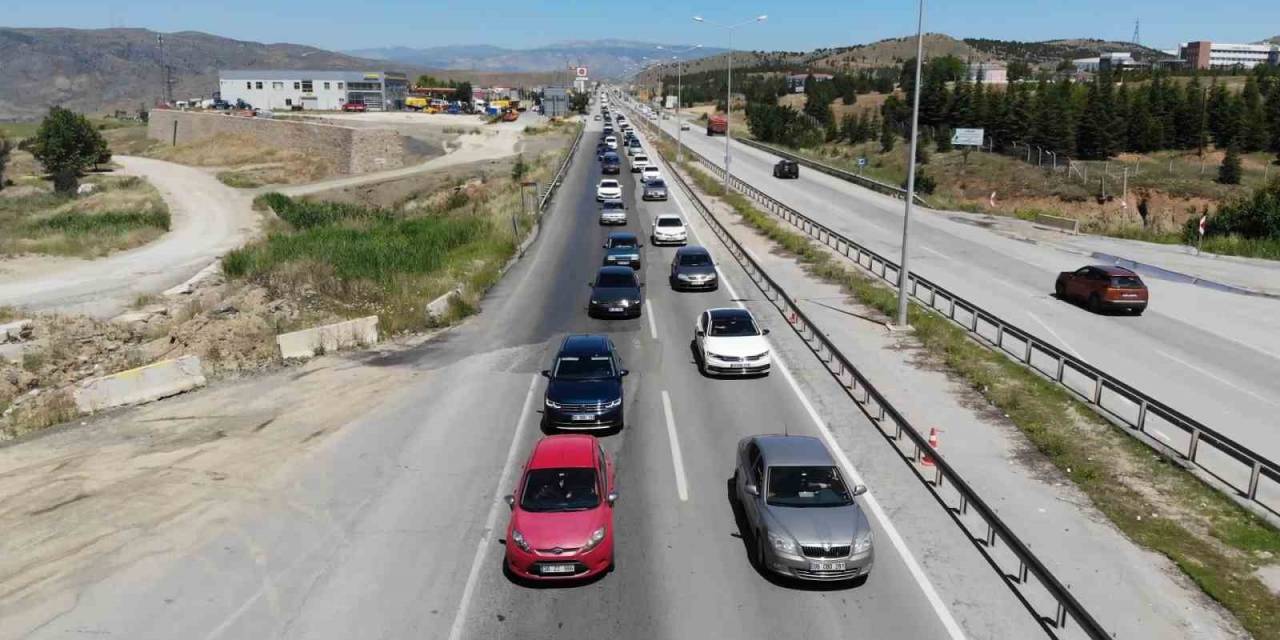 Bayram Tatili İçin Yollara Akın Ettiler: 43 İlin Geçiş Güzergahında Trafik Yoğunlaştı