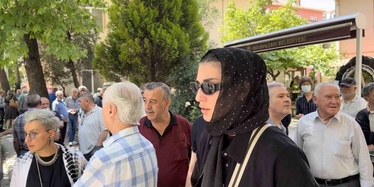Eski Milli Voleybolcu Neslihan Demir’in Babası Son Yolculuğuna Uğurlandı