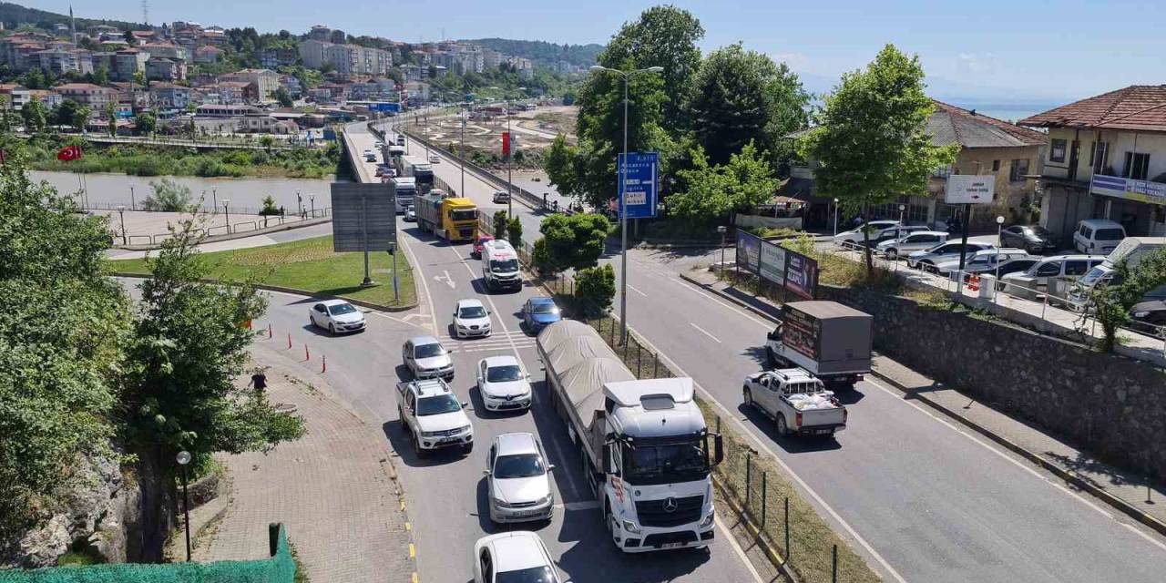 Zonguldak’ta Bayram Tatili Öncesi Trafik Yoğunluğu