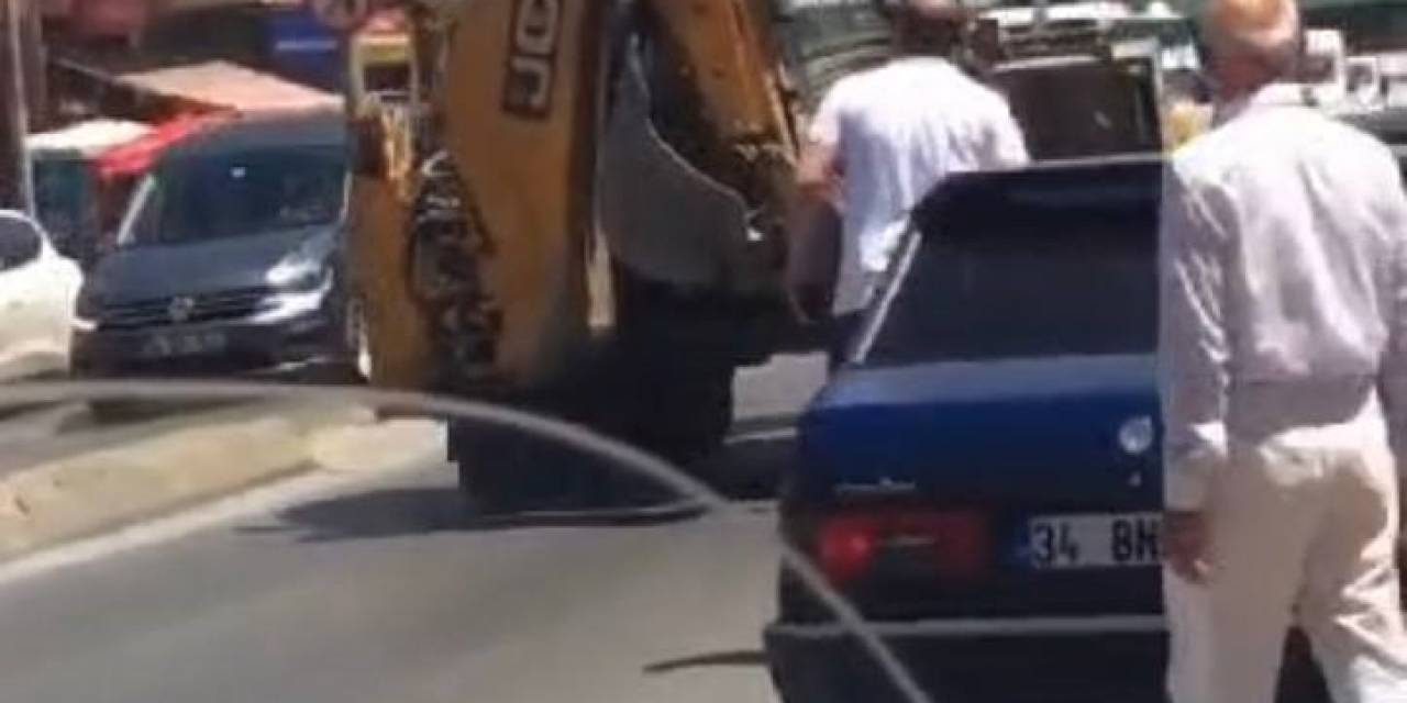 İş Makinası Operatörü Trafikte Otomobile Kepçe İle Vurmaya Çalıştı