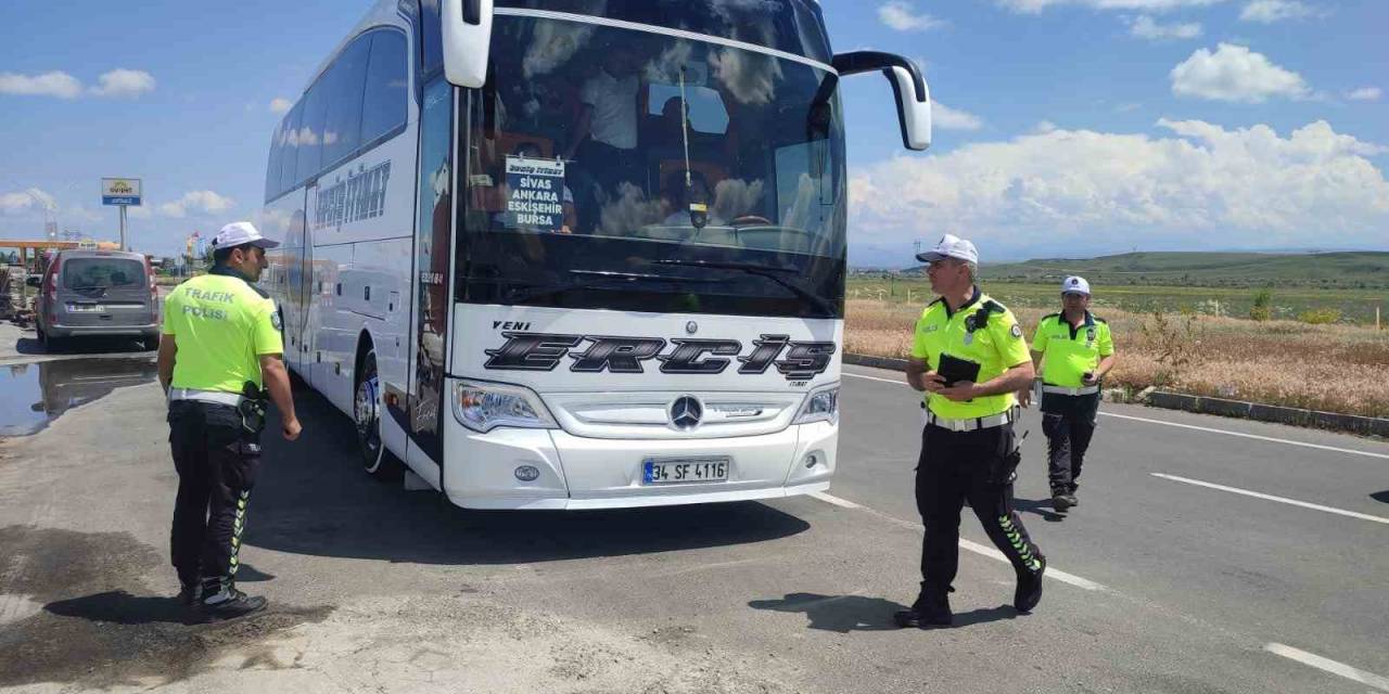 Ağrı’da Trafik Polisleri Bayram Öncesi Emniyet Kemeri Denetimi Yaptı