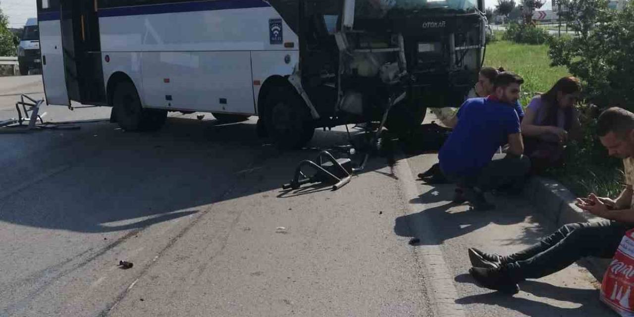 Manisa’da Servis Otobüsü Traktörle Çarpıştı: 1’i Ağır 6 Yaralı