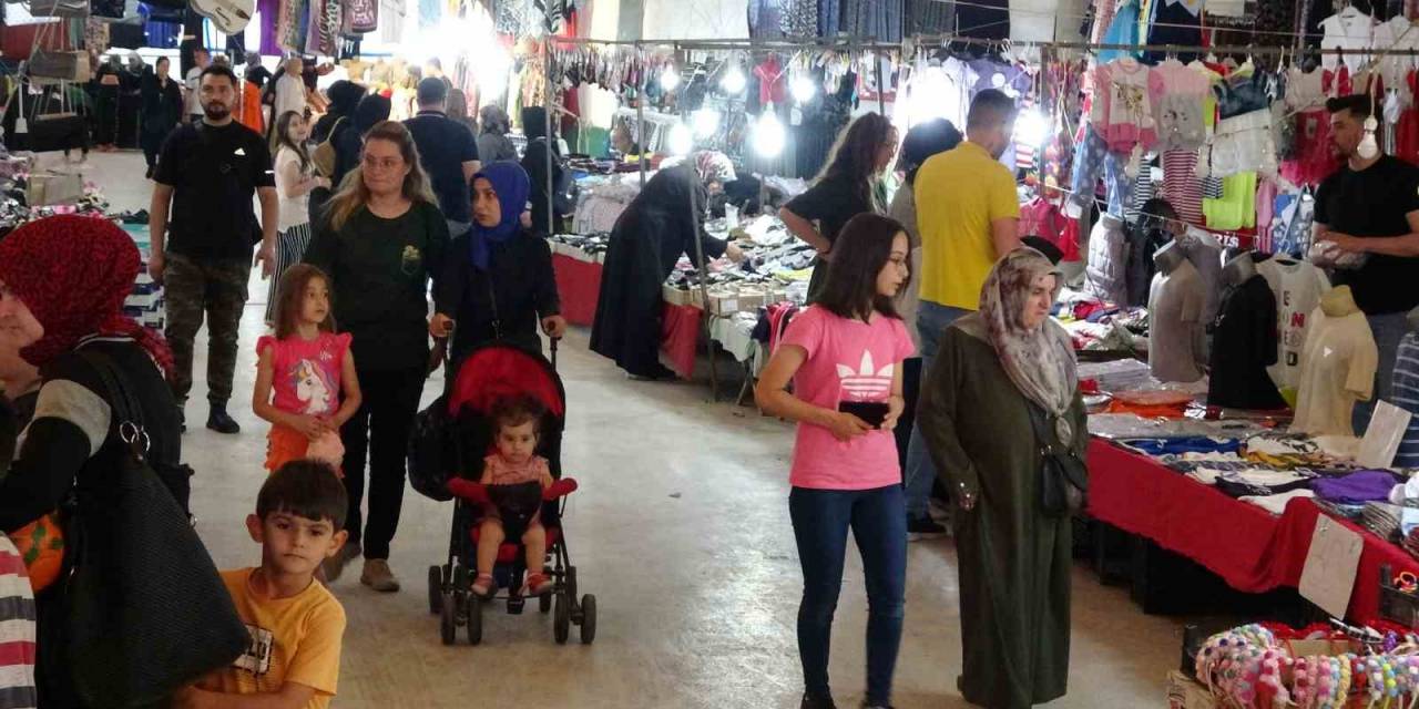 Kütahya’da Kıyafet Pazarı Vatandaşların Akınına Uğruyor