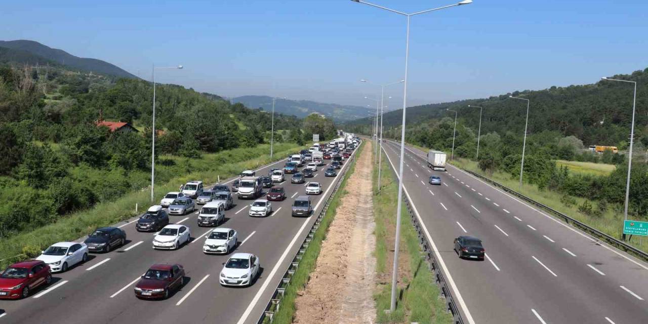 Bolu Geçişinde Tatilcilerin Trafik Yoğunluğu Devam Ediyor