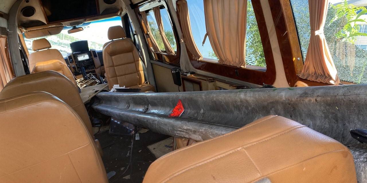 Antalya’da Dehşete Düşüren Kaza: Minibüsün İçinden Bariyer Geçti