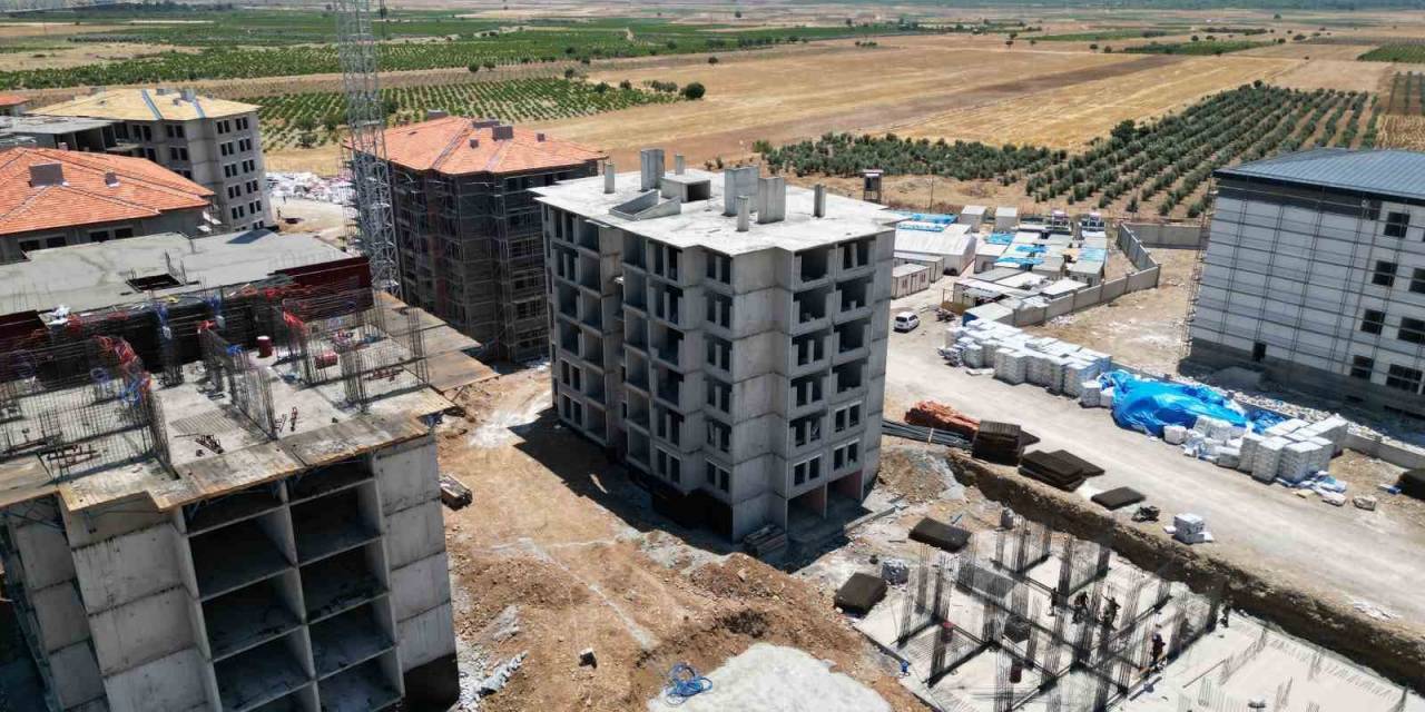 İslahiye’de Bir Yandan Yıkım Bir Yandan İnşaat Sürüyor