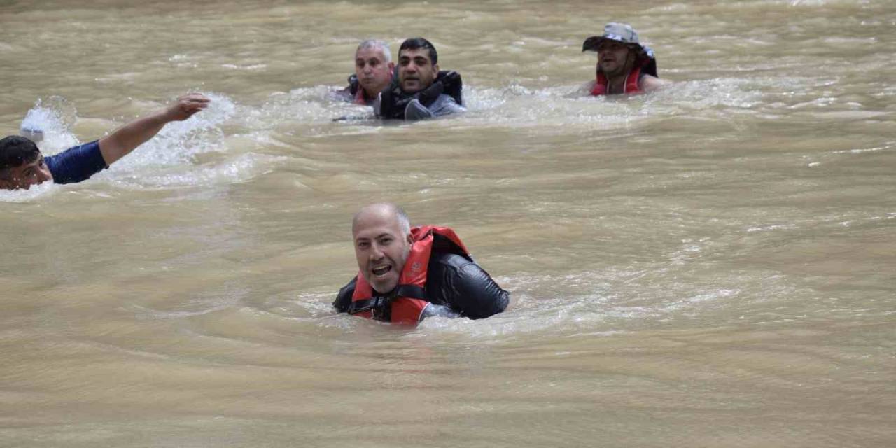 Fırat Nehrinde Su Sporu Yapan Vatandaşların Bindiği Muzun Devrilme Anı Kameraya Yansıdı