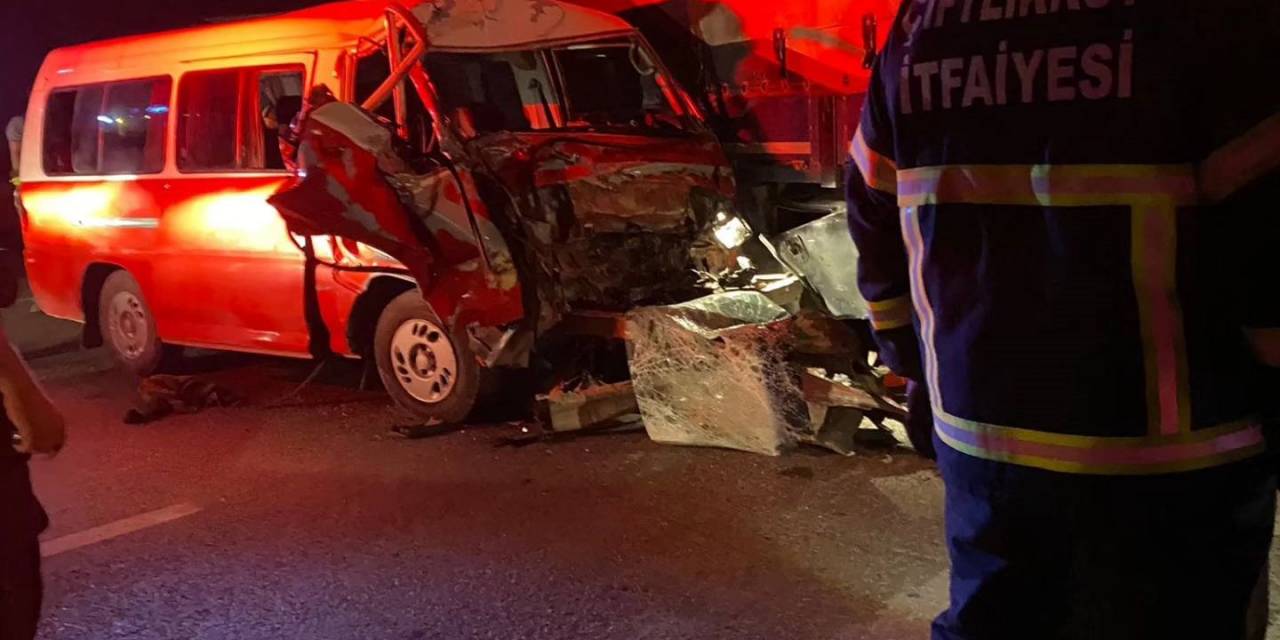 Yalova’da Çekiciye Bağlı Römorkla Minibüs Çarpıştı: 2 Yaralı