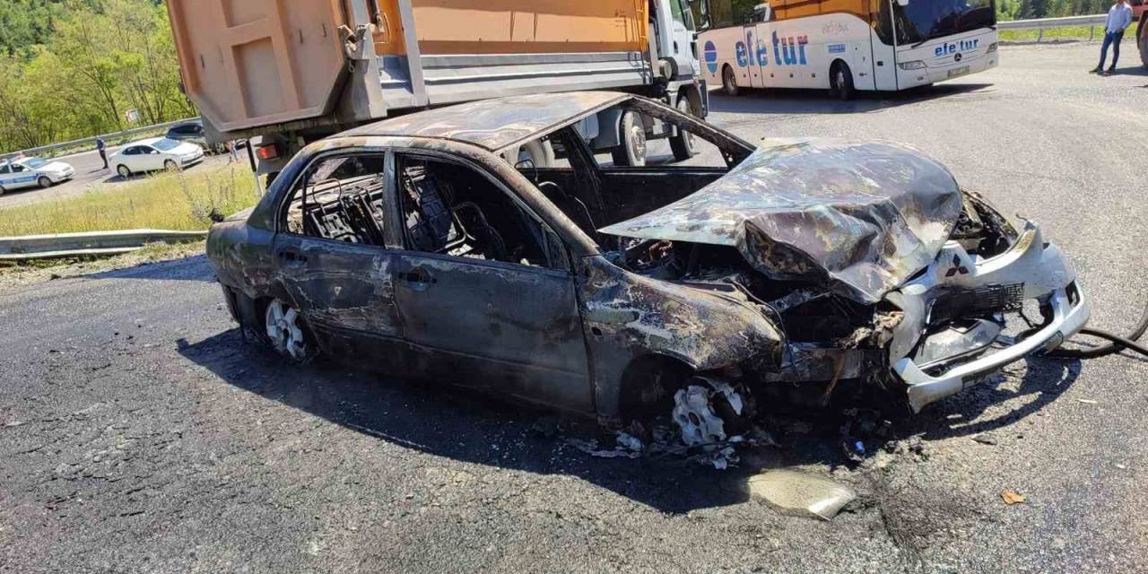 Minibüsle Çarpışan Otomobil Alev Topuna Döndü: 7 Yaralı