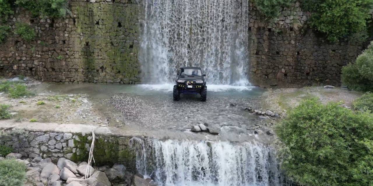 Off Road Aracı Şelalenin Altında Yıkandı