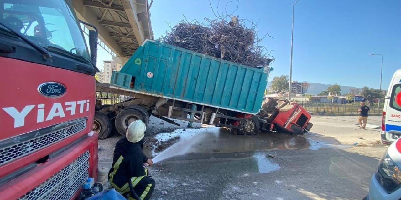 Dorsesi Açılan Kamyon Üst Geçide Çarptı: 1 Yaralı