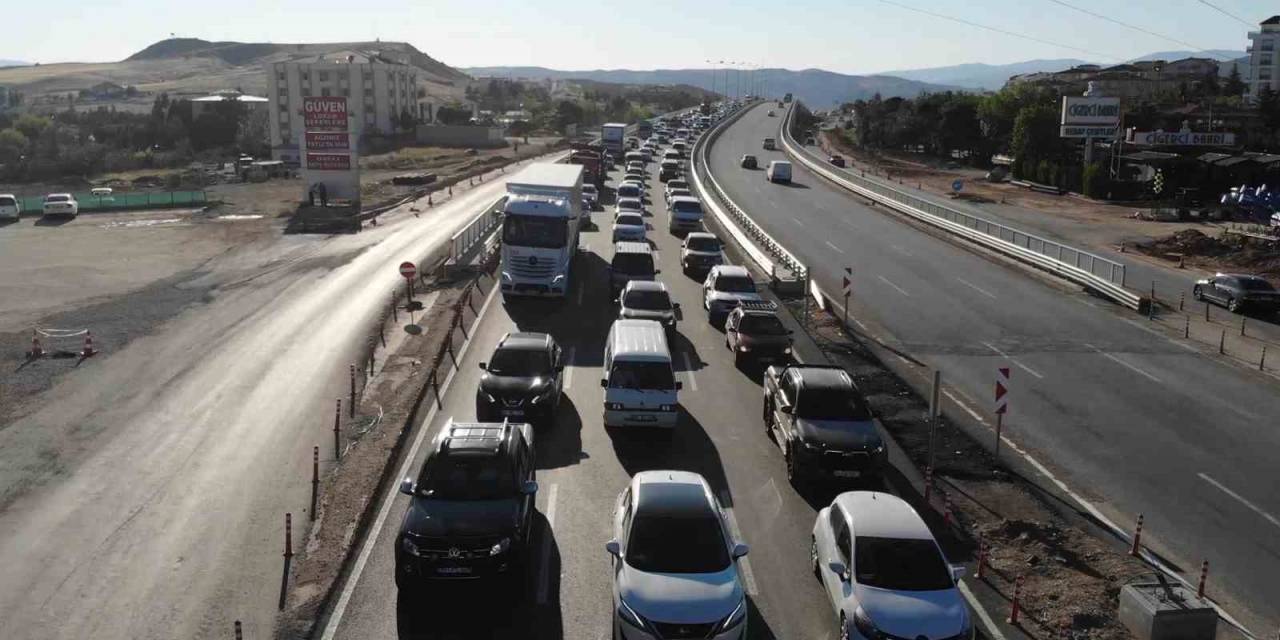 Büyük Bayram Trafiği Sürüyor: 43 İlin Geçiş Güzergahı Havadan Görüntülendi